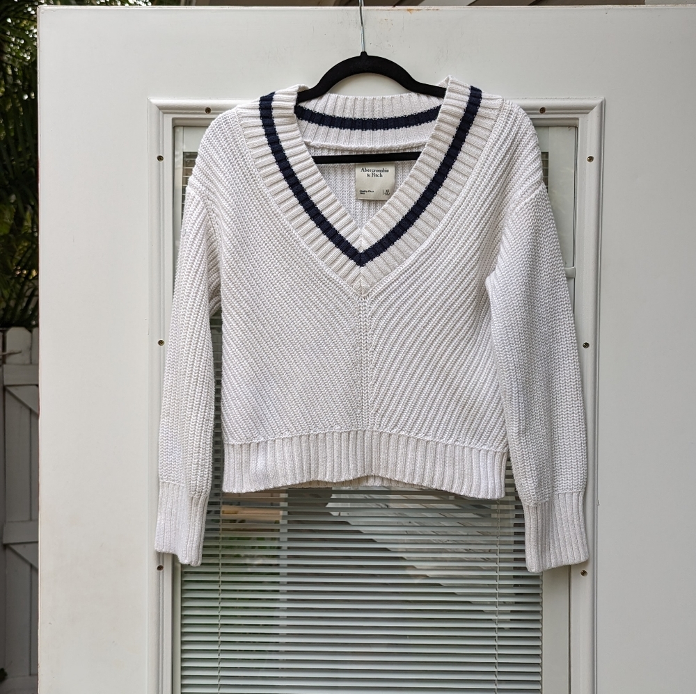 Abercrombie and Fitch white preppy cropped sweater, size XS